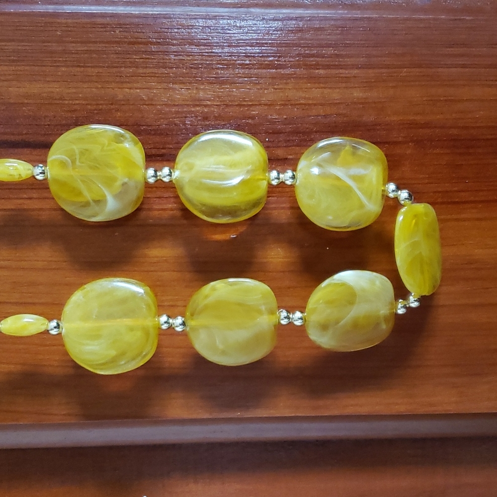 Accessory Crossing Yellow Beaded Necklace